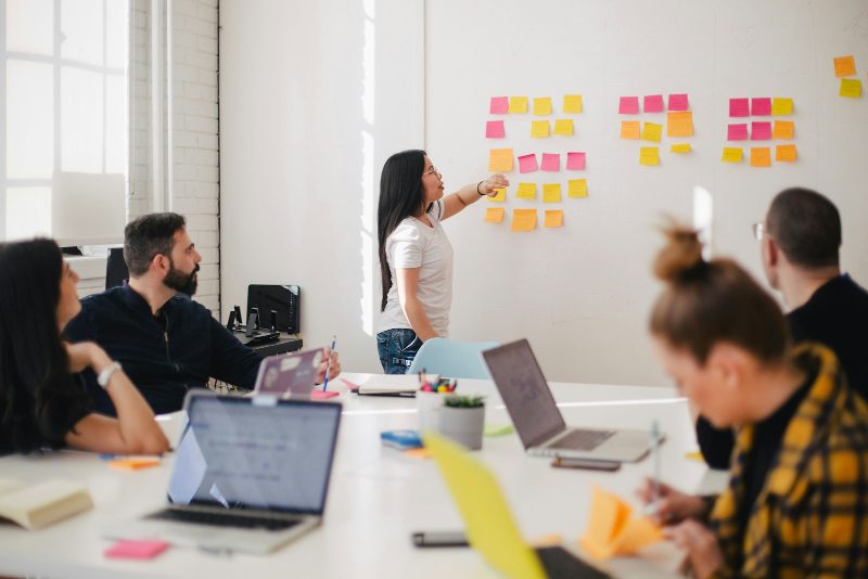 Equipe reunida colaborando em uma mesa de trabalho